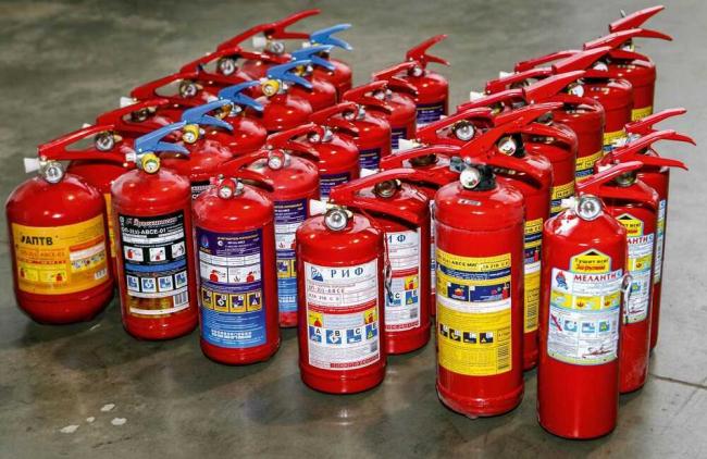 Виды огнетушителей для машины Много автомобильных огнетушителей