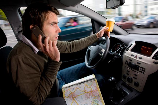 Разговор по смартфону за рулем Мобильный телефон за рулём