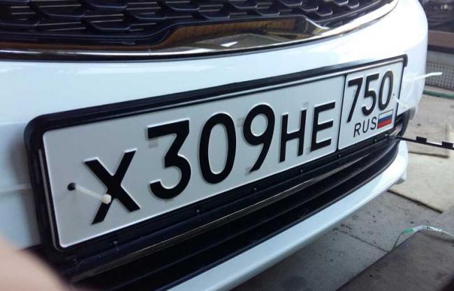 Установленный при помощи хомутов госзнак Монтаж госзнака при помощи хомутов