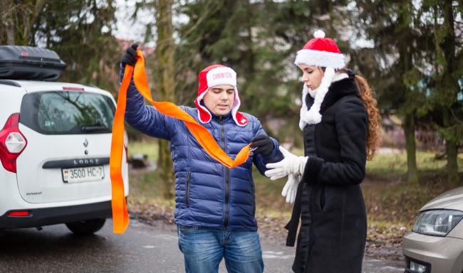 Мужчина держит в руке буксировочный трос Мужчина держит в руке буксировочный трос