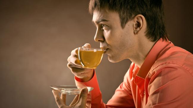 Мужчина пьет чай Мужчина пьет чай