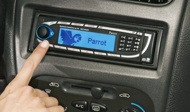 Мужчина включает музыку в магнитоле Мужчина включает музыку в магнитоле