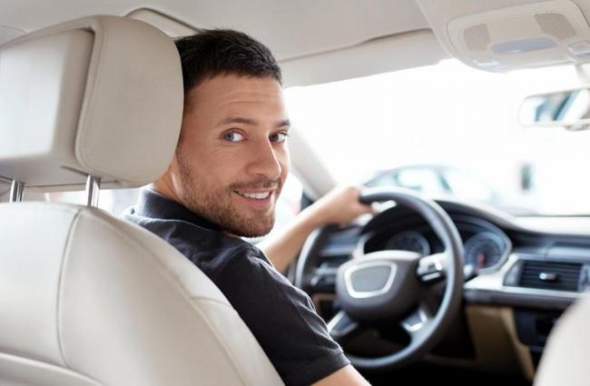 Мужчина за рулем автомобиля Мужчина за рулем автомобиля