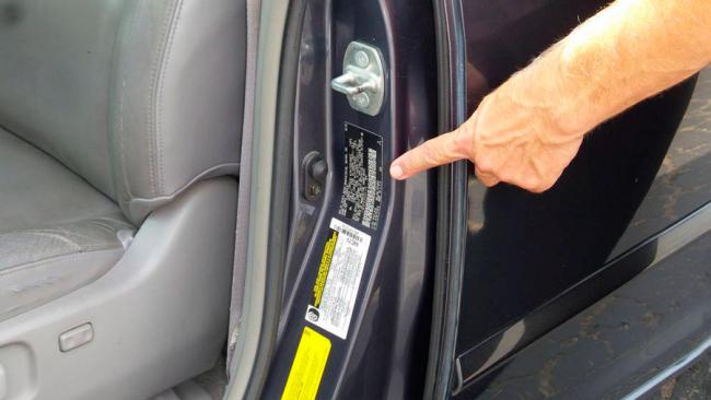 VIN-код на раме вблизи водительской или пассажирской двери На раме авто