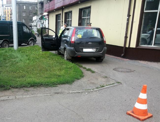 Автомобиль наехал на человека на тротуаре Наезд на человека на тротуаре