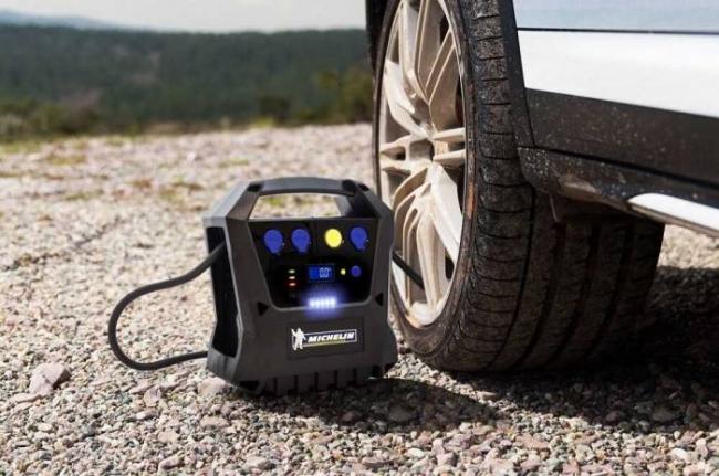 Подкачка автомобильных шин Накачивание колес автомобиля компрессором