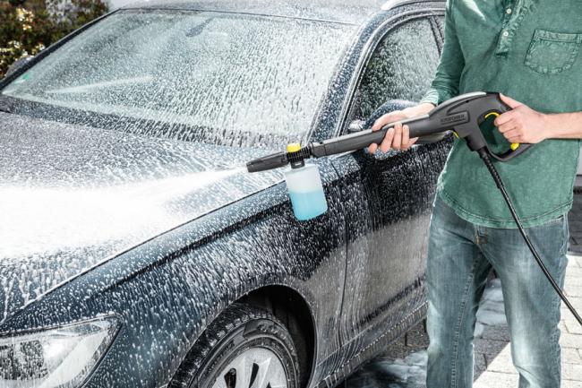 Нанесение пены на автомобиль Керхером Нанесение пены на автомобиль Керхером