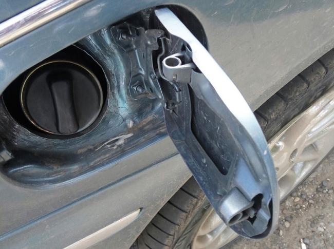 Не открывается лючок бензобака на машине Не открывается лючок бензобака на машине