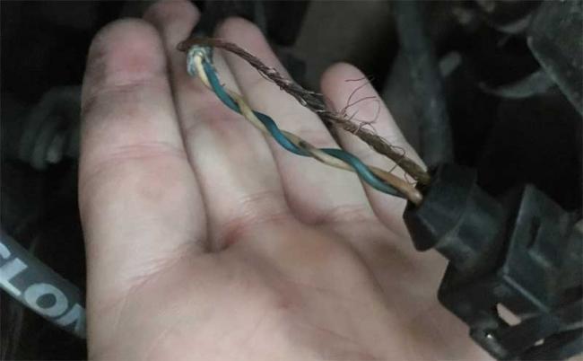 Повреждение проводов к датчику детонации Неисправность проводки датчика детонации