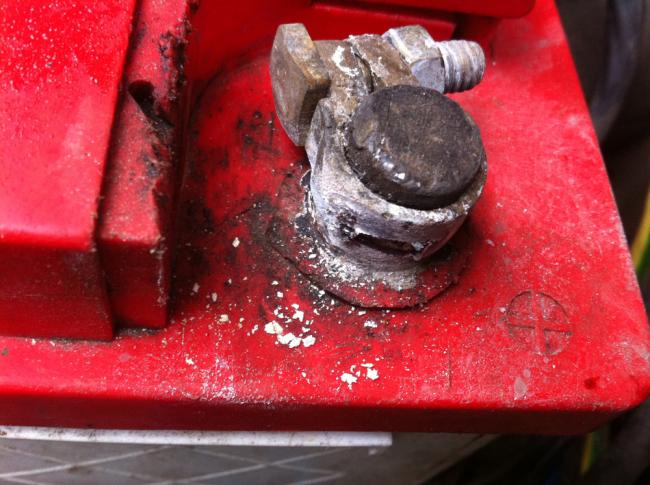 Неисправные клеммы аккумулятора Неисправные клеммы аккумулятора