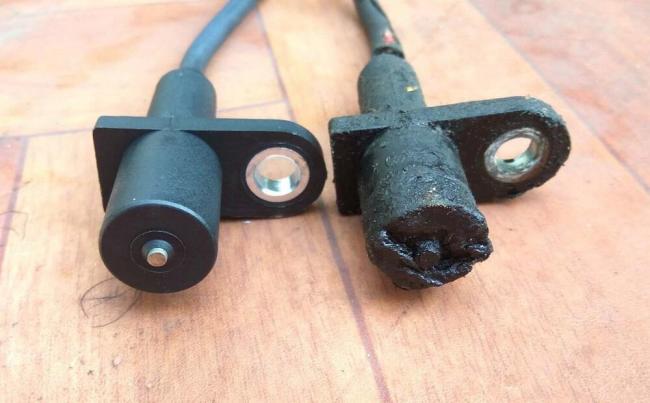 Вышедший из строя датчик положения коленвала Новый и старый датчики коленчатового вала