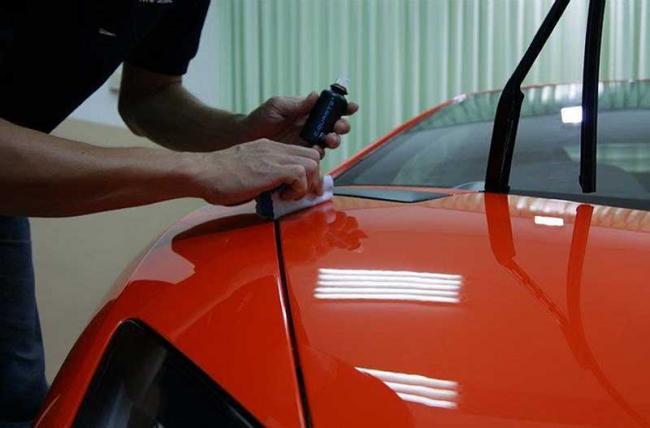 Нанесение жидкого стекла на кузов машины Обработка жидким стеклом кузова автомобиля