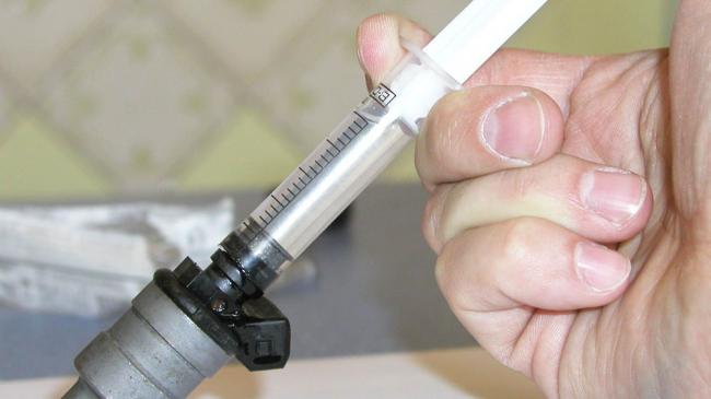 Очистка форсунок омывателя шприцом Очистка форсунок омывателя шприцом