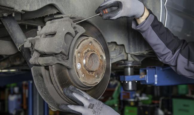 Осмотр автомобильного тормозного диска Осмотр автомобильного тормозного диска