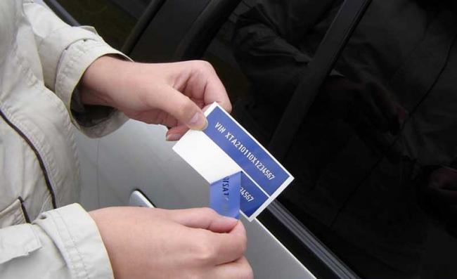 Маркировочный трафарет для стекла автомобиля Отделение маркировочного трафарета от подложки