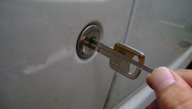 Открываем с помощью запасного ключа Открыть с помощью запасного комплекта ключей