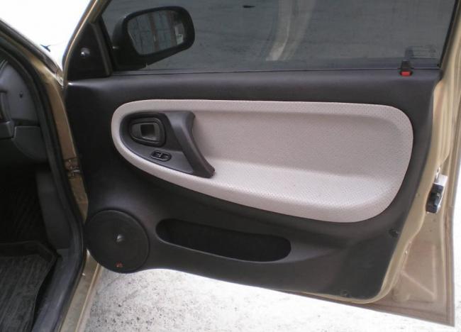 Правильное положение автомобильной двери Открытая дверь автомобиля