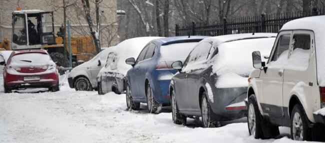 Парковка на газоне зимой Парковка на газоне зимой