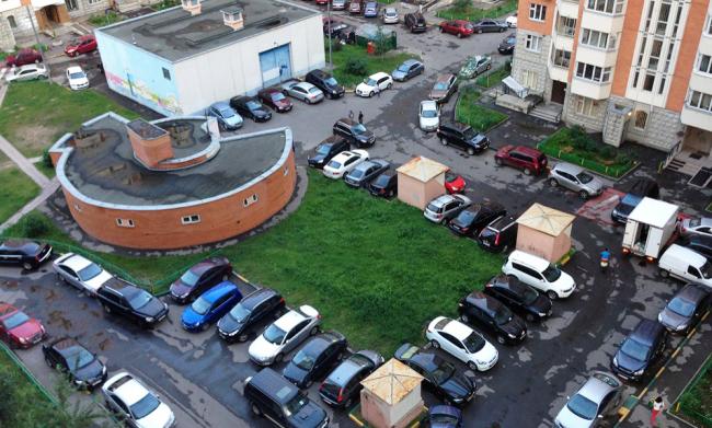 Парковка во дворе Парковка во дворе