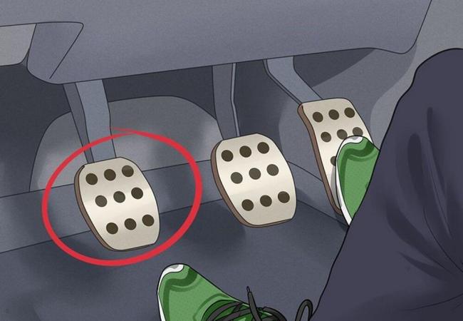 Педаль сцепления в машине Педали в автомобиле