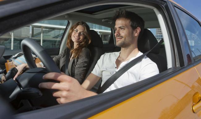 Переднее сиденье рядом с водителем Переднее сиденье рядом с водителем