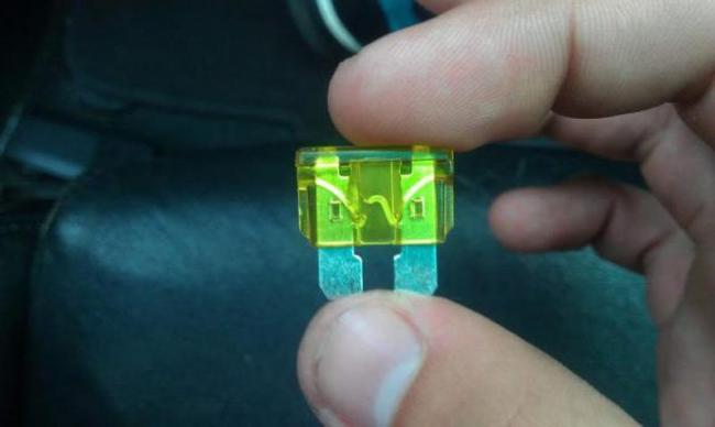 Замена перегоревшего предохранителя автомобиля Перегоревший предохранитель авто