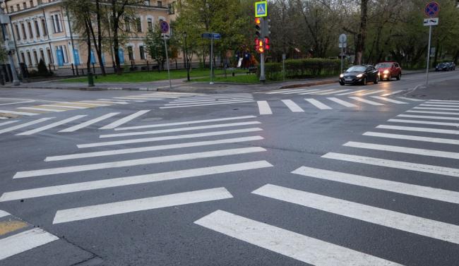 Перекрёсток с пешеходными переходами Перекрёсток с пешеходными переходами