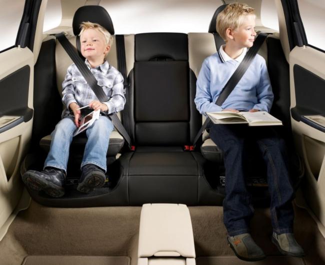Пристегнутые дети на задних сиденьях Дети в авто