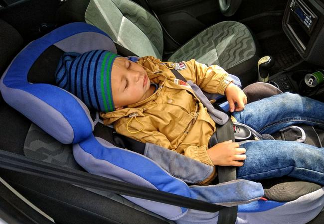 Перевозка ребенка на переднем сидении Перевозка ребенка на переднем сидении