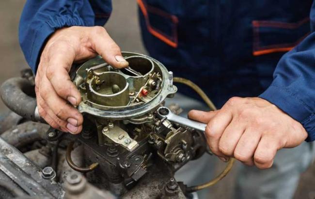 Снятие корпуса топливного жиклера Откручивание корпуса топливного жиклера