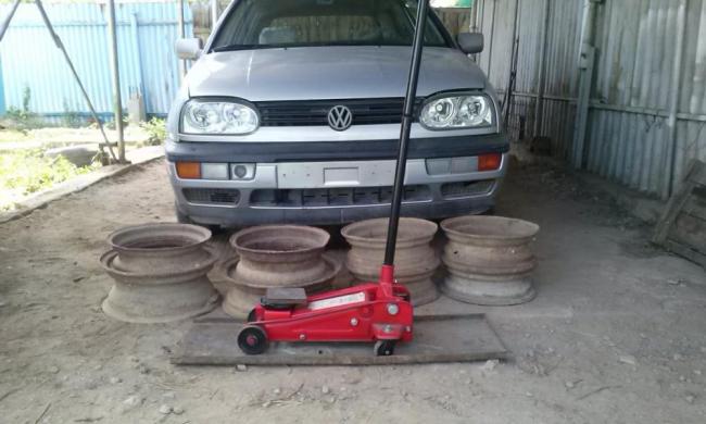 Поднять с помощью домкрата Поднять с помощью домкрата