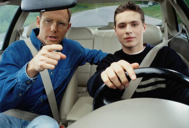 Подросток за рулем автомобиля Подросток за рулем автомобиля