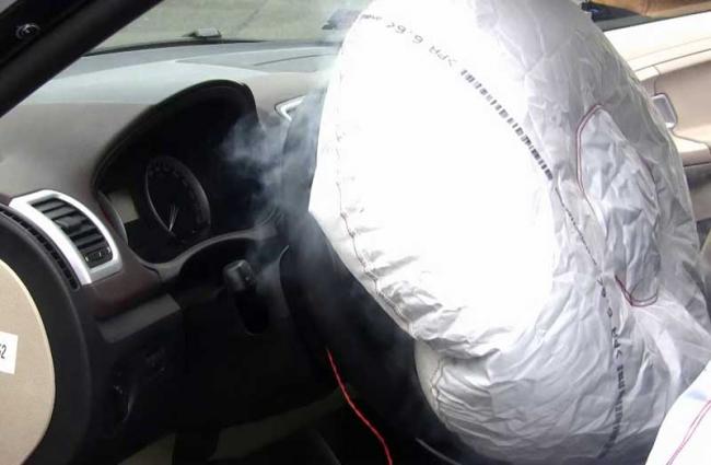 Сработавшая подушка безопасности в автомобиле Подушка безопасности в машине