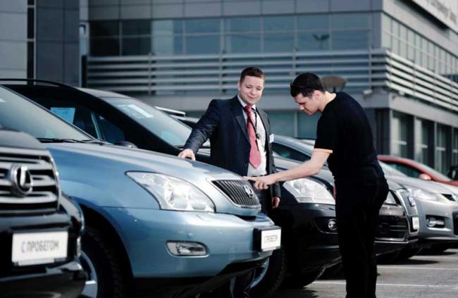 Общение покупателя с продавцом машины Покупатель и продавец машины