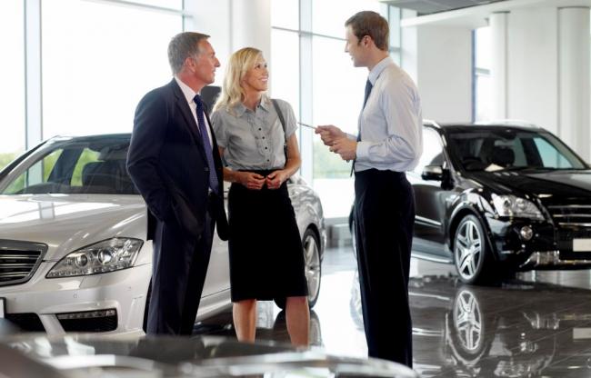 Покупатели в салоне Покупатели в салоне