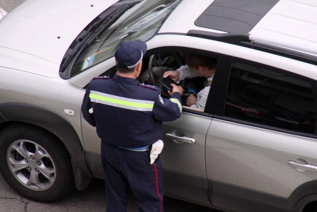 Требования полицейского предъявить документы Полицейский проверяет документы