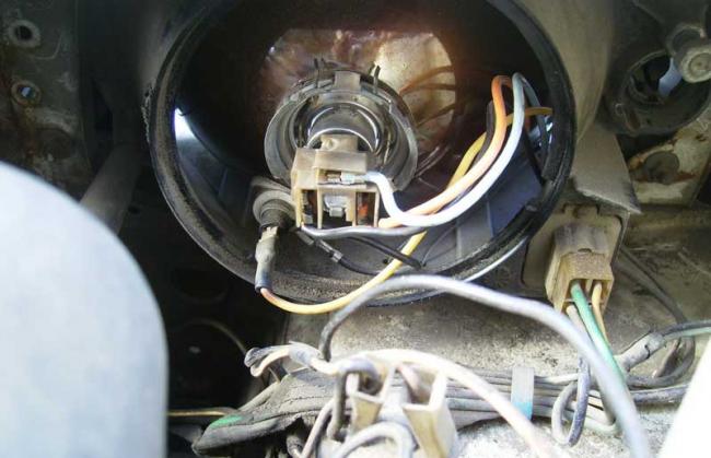 Неисправность передней фары автомобиля Поломка передней фары автомобиля