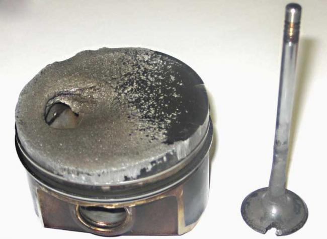 Последствия в результате детонации двигателя Разрушение цилиндра в результате детонации двигателя