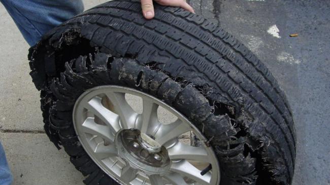 Последствия езды на спущенном колесе Разорванная покрышка