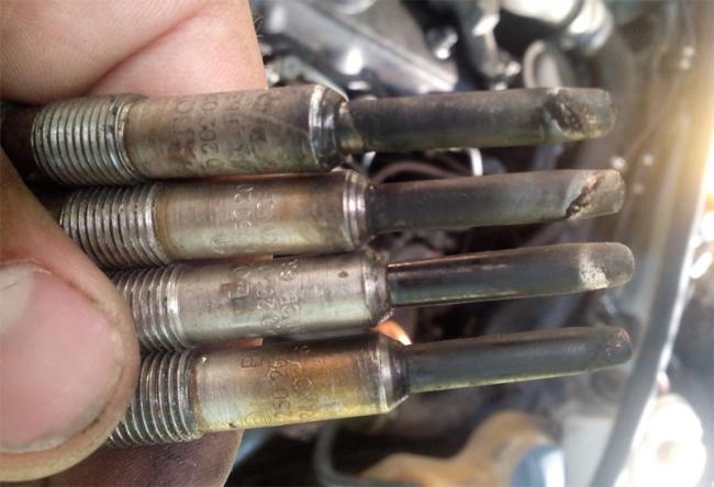 Выход из строя свечей накала Повреждение свечей накала