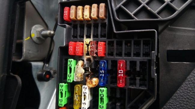 Сгоревший предохранитель автомобиля Предохранитель в авто
