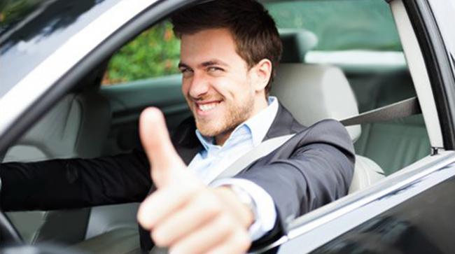 Довольный покупатель нового авто Довольный покупатель нового авто