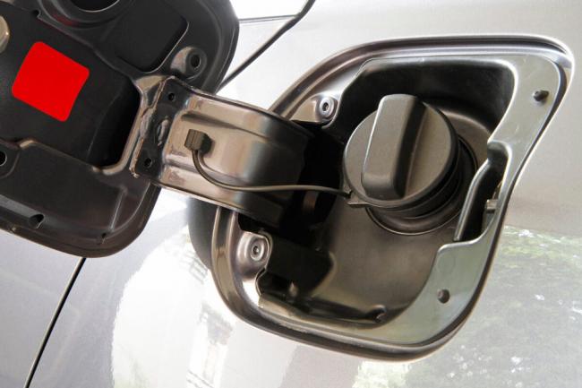 Причины возникновения шипения при открытии бензобака Причины возникновения шипения