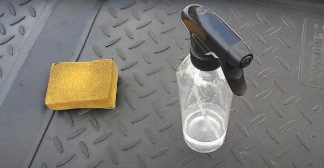 Раствор глицерина и губка перед началом восстановления Приготовленный раствор и губка стоят на коврике