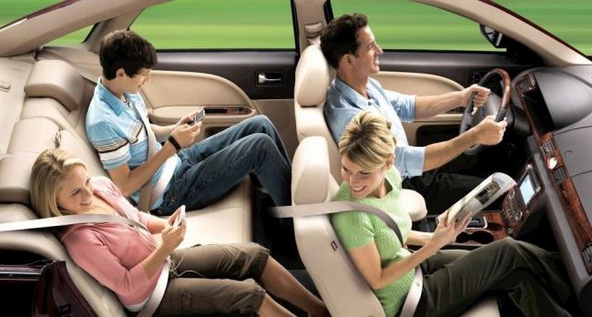 Пристегнутые пассажиры в автомобиле Пристегнутые пассажиры