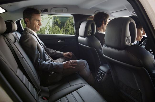 Пристегнутый пассажир на заднем посадочном месте Пристегнутый пассажир