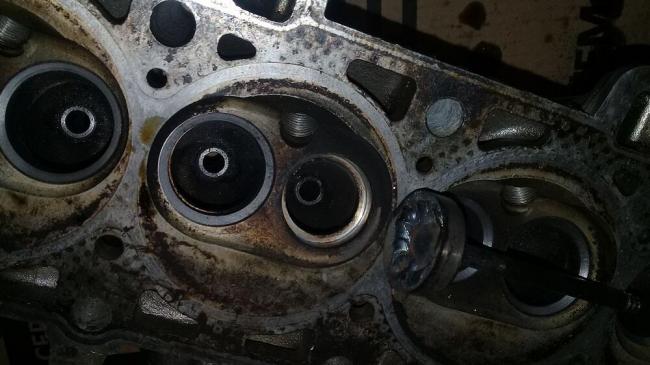 Извлечение старого седла вместе с клапаном Приваренный старый клапан к седлу