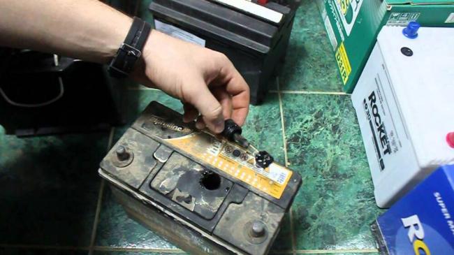 Пробки в АКБ машины Пробки в АКБ машины