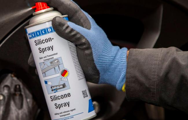Нанесение силиконового спрея Силиконовый спрей распыляют на поверхность