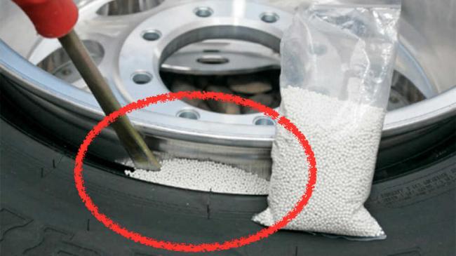 Процесс помещения гранул внутрь колеса Заполнение колеса гранулами